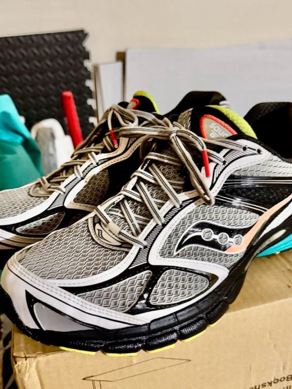 Saucony Men's Gray Running Shoes with Black and Neon Yellow Accents